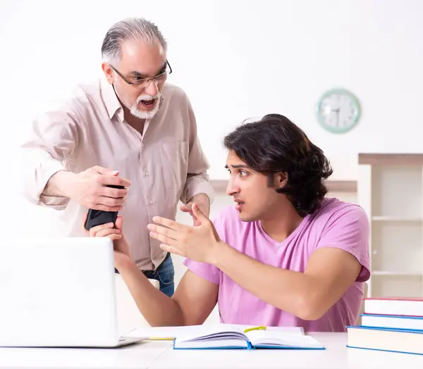 Der Alte Vater Hilft Seinem Sohn Bei Der Prüfungsvorbereitung — Stockfoto