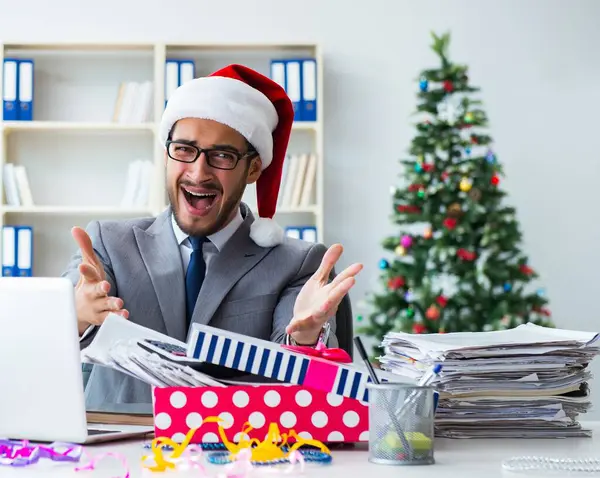 Genç işadamı Noel 'i ofiste kutluyor.