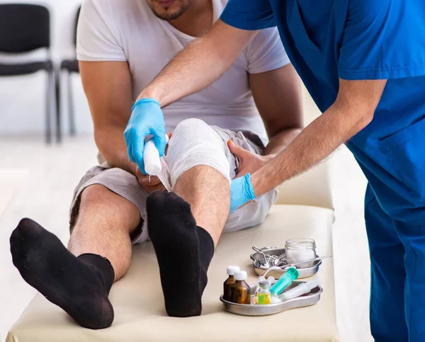Leg Injured Man Visiting Doctor First Aid Concept — Stock Photo, Image