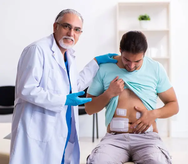 Injured Man Visiting Experienced Male Doctor — Stock Photo, Image