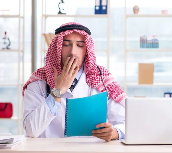 Den Arabiska Läkaren Som Arbetar Kliniken — Stockfoto