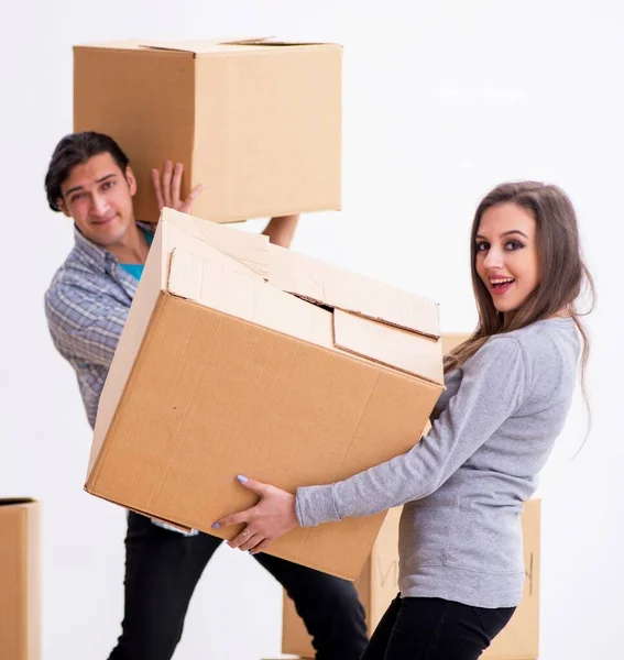 Det Unga Paret Flyttar Till Lägenhet — Stockfoto