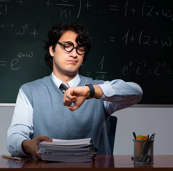 Jovem Professor Matemática Frente Quadro — Fotografia de Stock