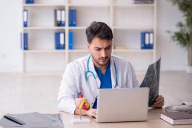 Klinikte çalışan genç bir erkek radyolog.