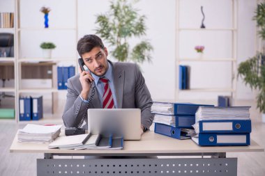 Ofiste çalışan genç işadamı.