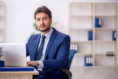 Ofiste çalışan genç bir çalışan.