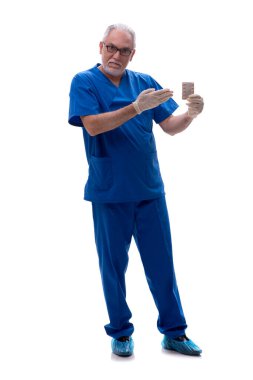 Yaşlı doktor beyaza izole edilmiş haplar önerdi.