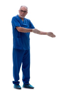 Yaşlı doktor beyazı izole etti.