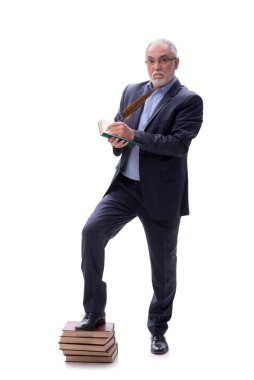 Yaşlı patronun elinde beyaz tüy var.