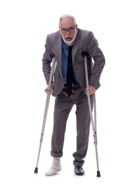 Eski erkek patron araba kazasından sonra beyazda izole edilmiş.