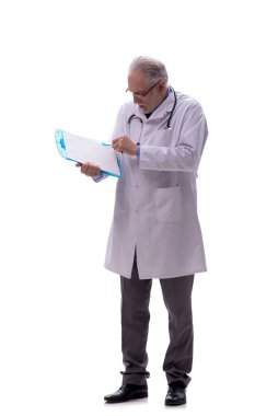 Yaşlı doktor beyazı izole etti.