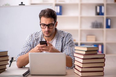 Sınıfta sınava hazırlanan genç bir öğrenci.