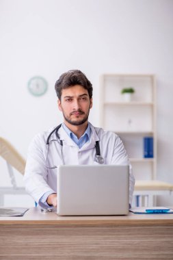 Teletıp konseptinde genç doktor