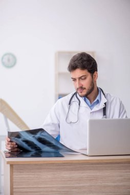 Hastanede çalışan genç doktor radyoloji uzmanı.