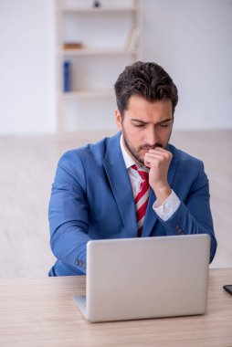 Ofiste çalışan genç bir çalışan.