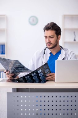 Hastanede çalışan genç doktor radyoloji uzmanı.