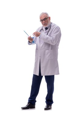 Yaşlı doktor beyazı izole etti.