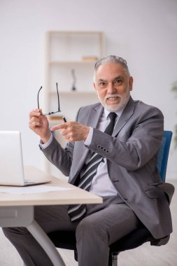 Old employee unhappy with excessive work at workplace