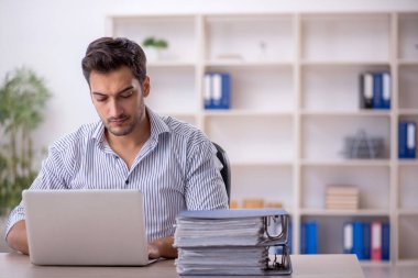 İş yerinde çalışan genç bir işadamı