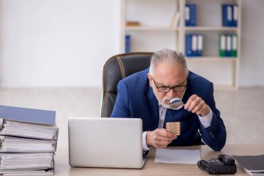 Eski çalışanımız iş yerinde kendini kötü hissediyor.