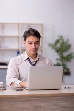 Ofiste çalışan genç bir çalışan.