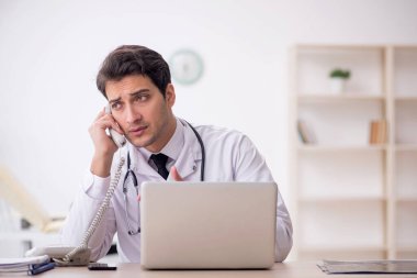 Teletıp konseptinde genç doktor