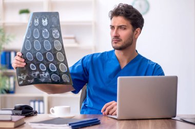 Klinikte çalışan genç bir radyolog.