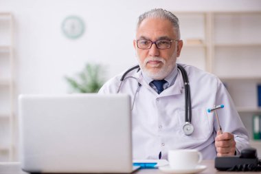 Hastanede çalışan yaşlı bir doktor nörolog.