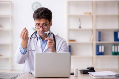 Klinikte çalışan genç doktor nörolog.