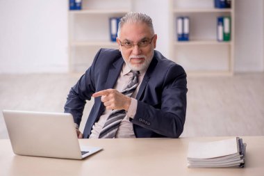 Ofiste çalışan eski patron.
