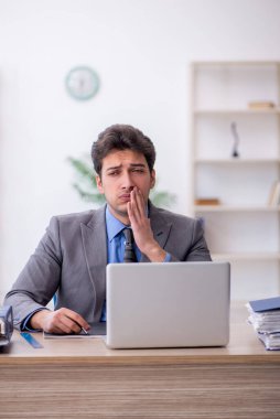 Ofiste çalışan genç bir çalışan.