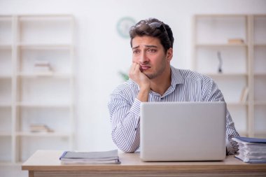 İş yerinde çalışan genç bir çalışan.