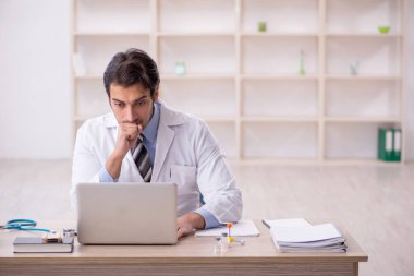 Teletıp konseptinde genç doktor