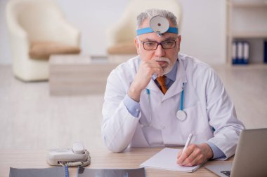 Hastanede çalışan yaşlı doktor otolog.