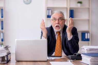 Ofiste çalışan eski bir çalışan.