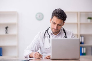 Teletıp konseptinde genç doktor