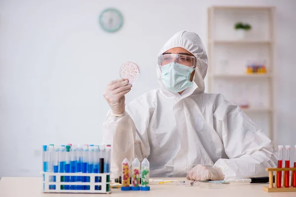 Young Chemist Drugs Synthesis Concept — Stock Photo, Image