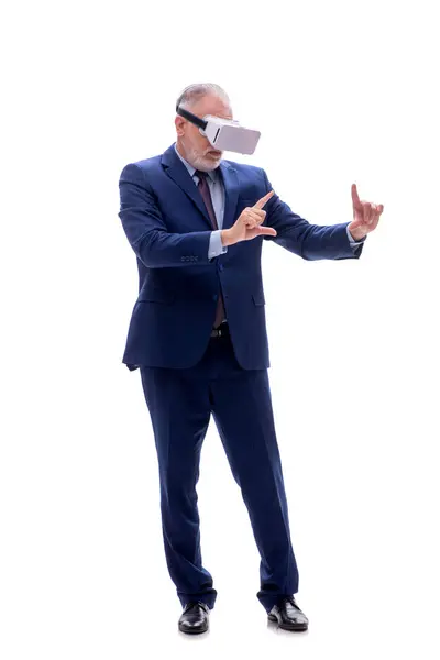 Starý Šéf Nosí Virtuální Brýle Izolované Bílém — Stock fotografie