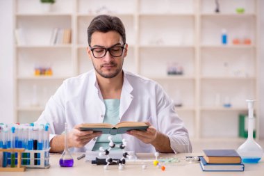 Laboratuvarda çalışan genç bir kimyager.