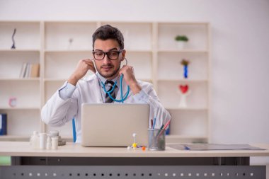 Teletıp konseptinde genç doktor