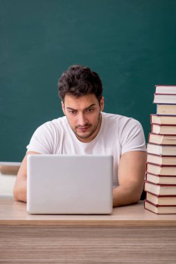 Sınıfta oturan genç öğrenci.