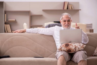 Salgın sırasında evden çalışan eski bir işadamı