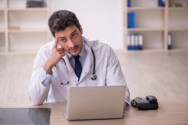 Teletıp konseptinde genç doktor