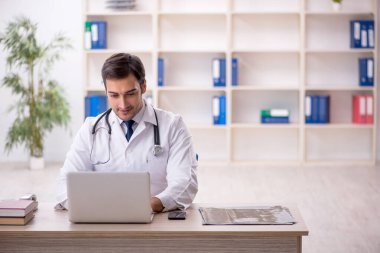 Teletıp konseptinde genç doktor