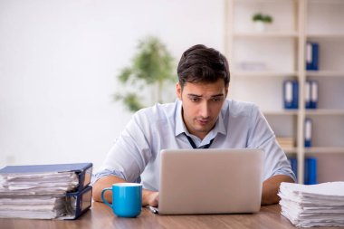 Ofiste çalışan genç işadamı.