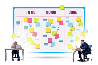 İş adamı görevlerle birlikte Kanban yönetim kurulunda çalışıyor