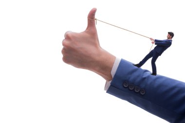 İş adamı onay konseptinde ip çekiyor.