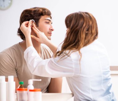 İşitme sorunu ziyaret Doktor otorhinolaryngologist olan hasta