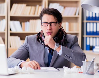 Ofiste hastalıktan muzdarip hasta işadamı.