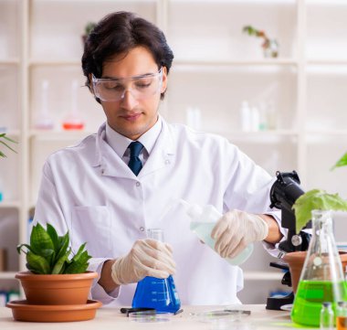 Laboratuvarda çalışan biyoteknoloji kimyageri.